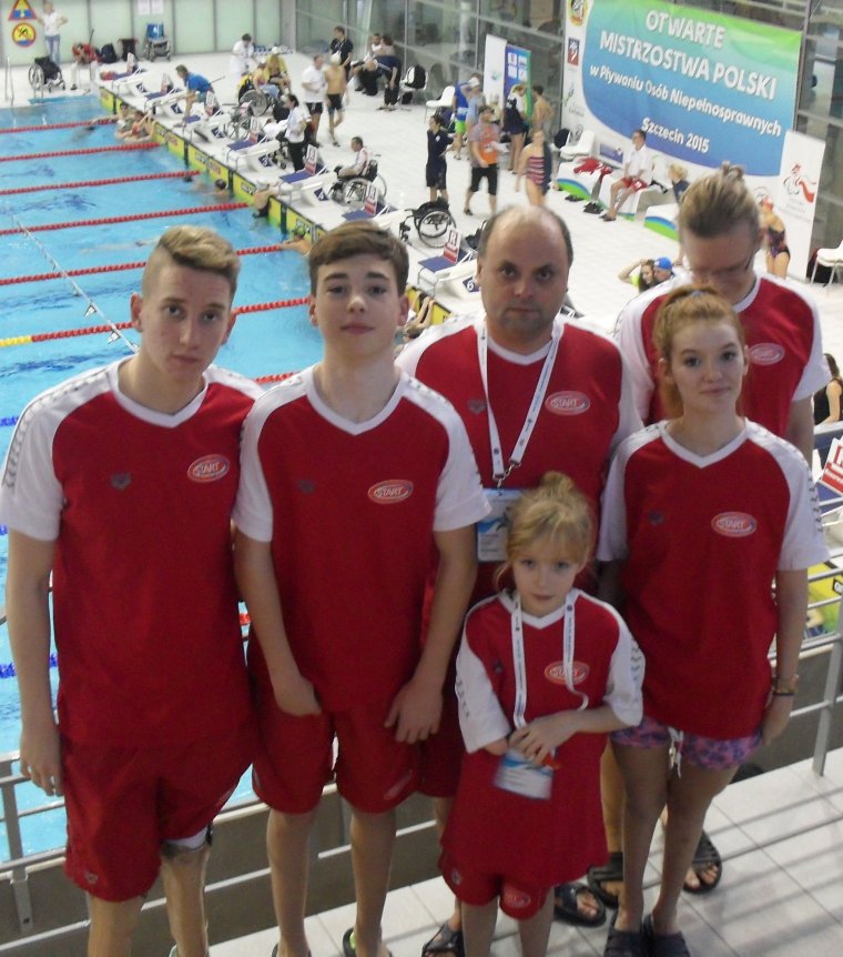 Kaliska ekipa niepełnosprawnych pływaków z trenerem Maciejem Siemianowskim