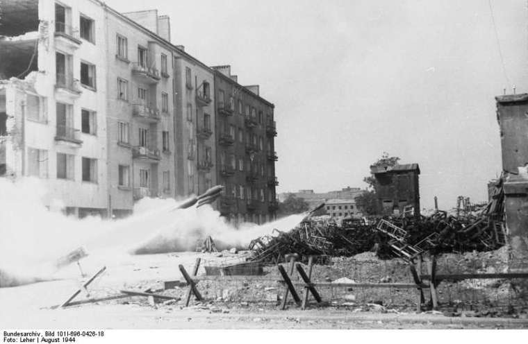 fot. „Bundesarchiv Bild 101I-696-0426-18, Warschauer Aufstand, Raketenwerfer-Einsatz” autorstwa Bundesarchiv, Bild/ org.wikipedia.pl