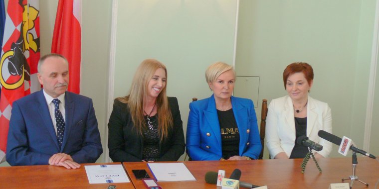 od lewej: Karina Krymarys Sekretarz Powiatu Kaliskiego i dwie właścicielki firm: Aleksandra Wawrzyniak i Dorota Stempień