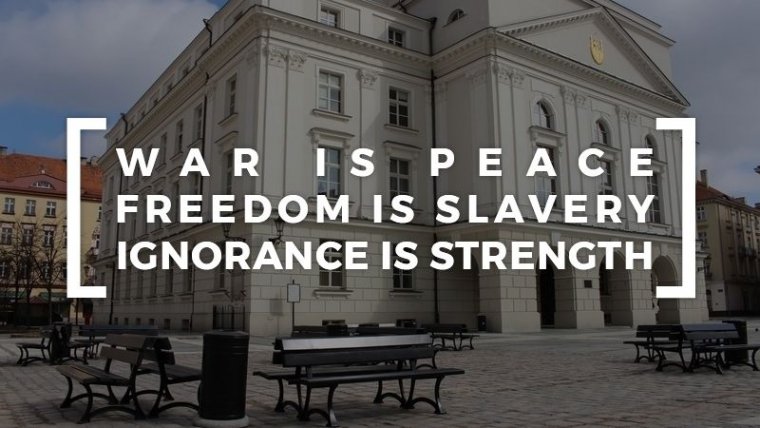 tłum. Wojna to pokój. Wolność to niewola. Ignorancja to siła.