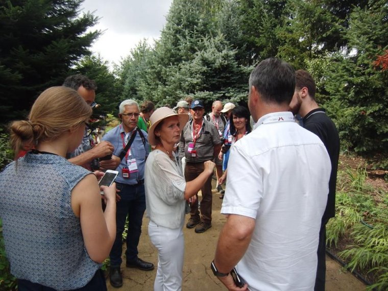 Marzena Bakowska prezentuje  Arboretum Trojanów przedstawicielom  Stowarzyszenia ISU - International Hardy Plant Union - 14.08.2018r.