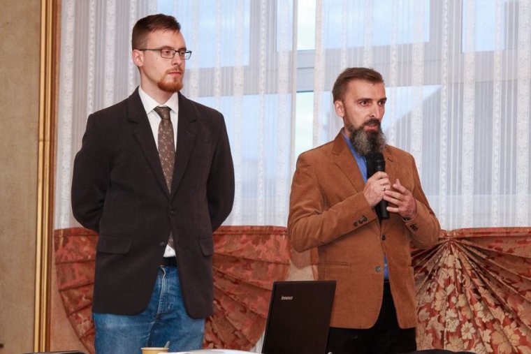Od lewej: Michał Szymański z Uniwersytetu Łódzkiego, Tomasza Potemkowski, dyrektora Gminnej Biblioteki Publicznej w Koźminku.