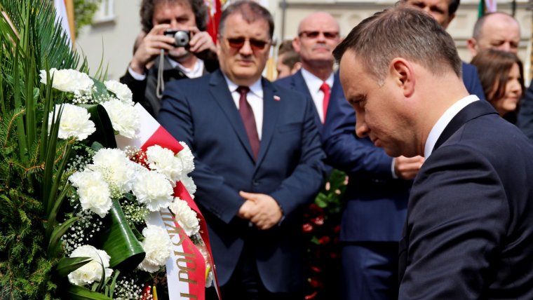 Prezydent Andrzej Duda składa kwiaty pod pomnikiem św. Jana Pawła II