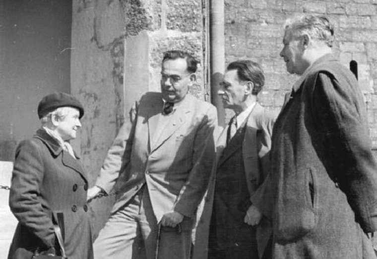 Maria Dąbrowska (z lewej) podczas Ogólnoniemieckiego Spotkania Poetów i Pisarzy w Eisenach (1955). Obok Louis Fürnberg, Mieczysław Jastrun i Josef Sekera
