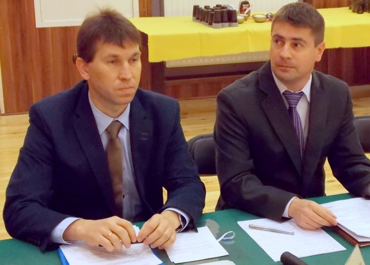 Od lewej - Sekretarz Gminy Krzysztof Dziedzic, Wójt Gminy Sebastian Wardęcki/Fot. Urząd Gminy w Opatówku