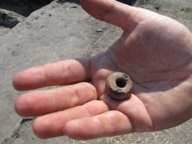 znaleziony przez archeologów przęślik, czyli obciążnik do kołowrotka 