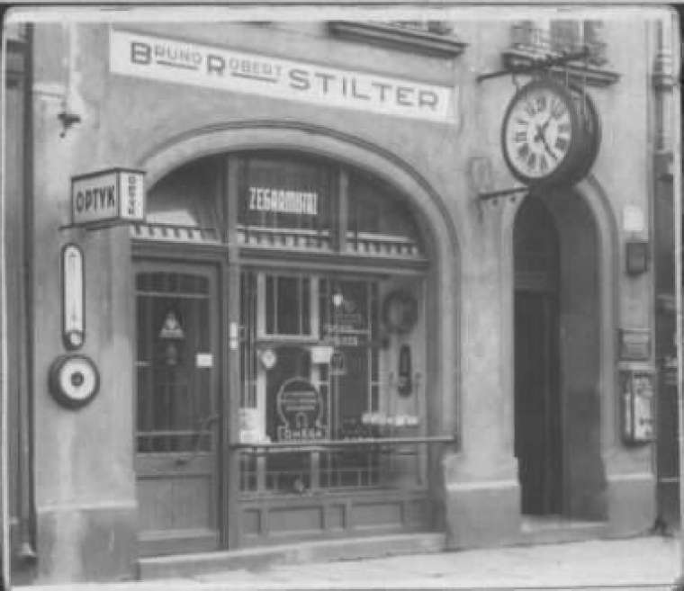W 1913 roku Rafał Stilter zakupił kamienicę przy Głównym Rynku, w której urodziło się kilka pokoleń kaliskich zegarmistrzów i gdzie był rodzinny zakład.